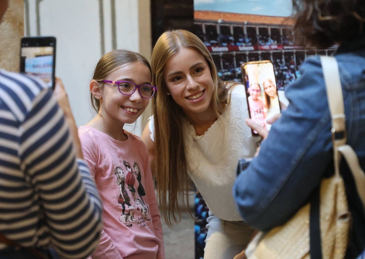 Imagen secundaria 1 - Más de doscientos aficionados se dieron cita al reclamo de Raquel Martín y Olga Casado.